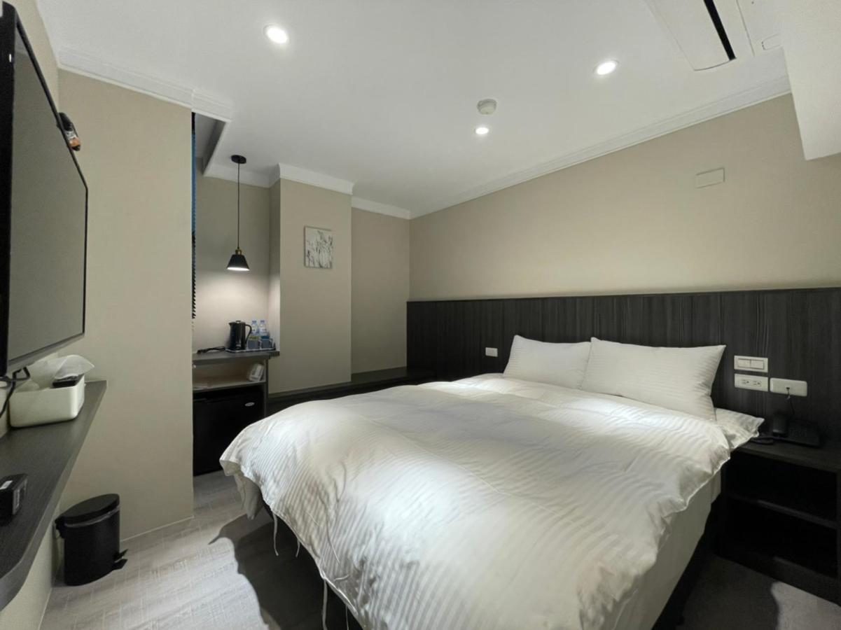 Yoshi Hotel - Tainan Station Branch Exterior photo