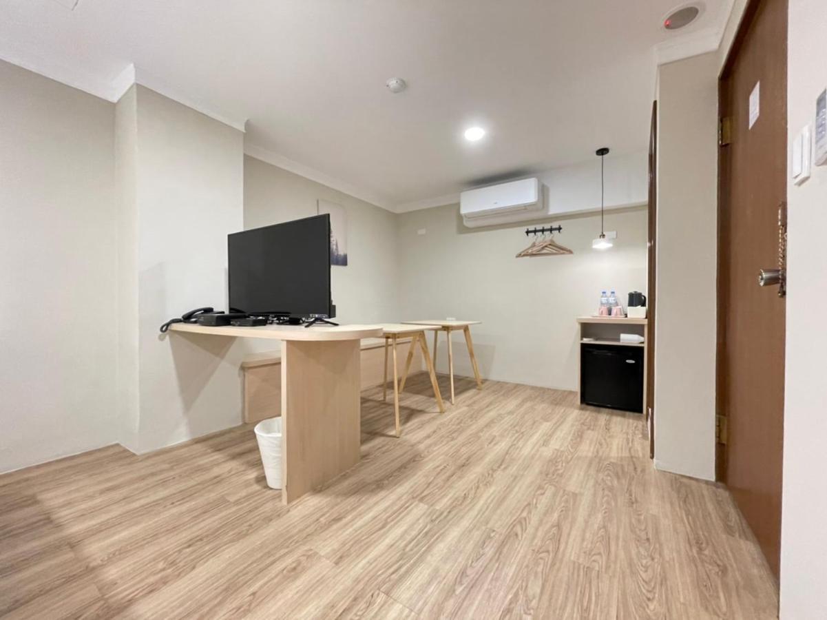 Yoshi Hotel - Tainan Station Branch Exterior photo