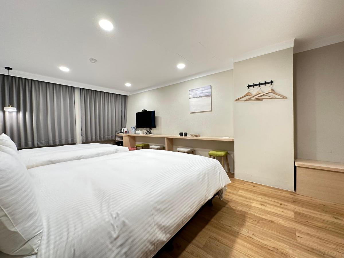 Yoshi Hotel - Tainan Station Branch Exterior photo